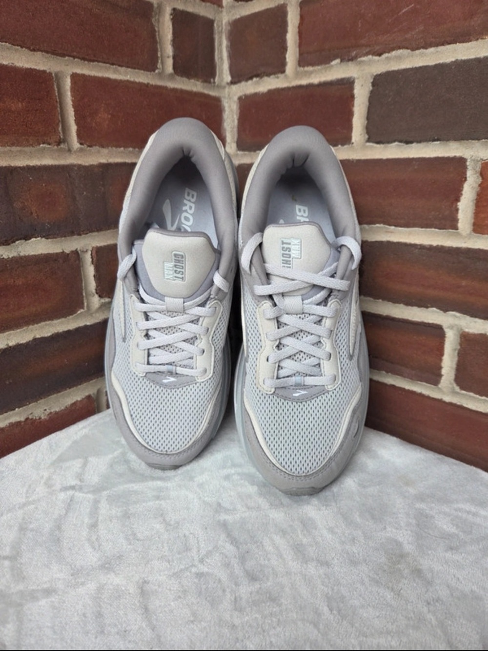 Brooks Ghost Max Women's Running Shoes - Gray and White - Picture 4 of 9